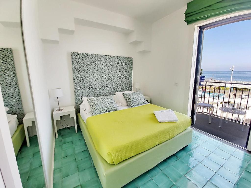 Double Room with Balcony and Sea View room - Image 2