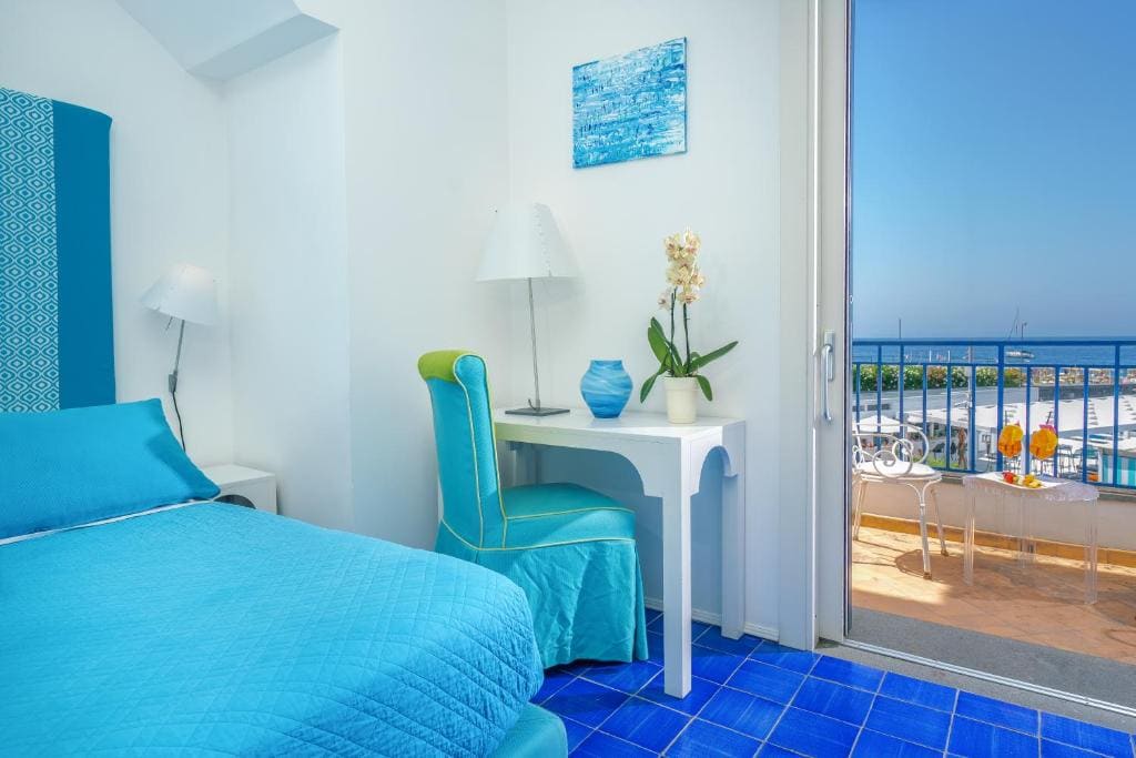 Suite with Sea View room - Image 3