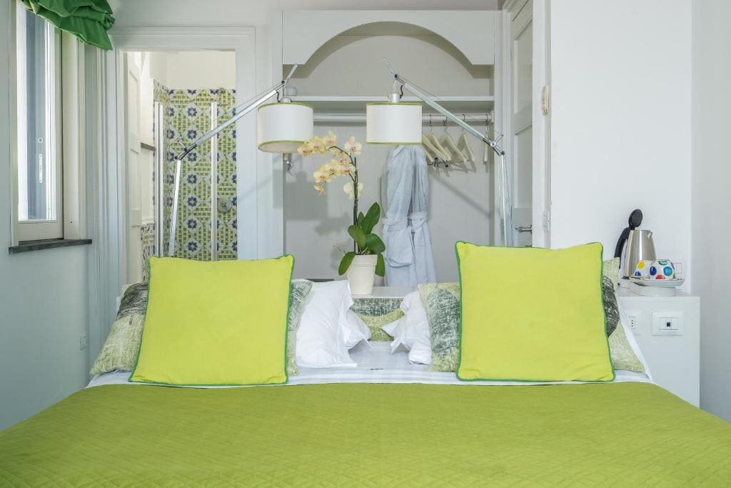 Superior Double Room with Sea View room - Image 3