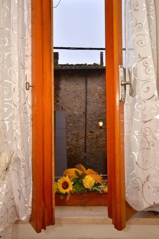 Standard Double Room with Shared Bathroom room - Image 3
