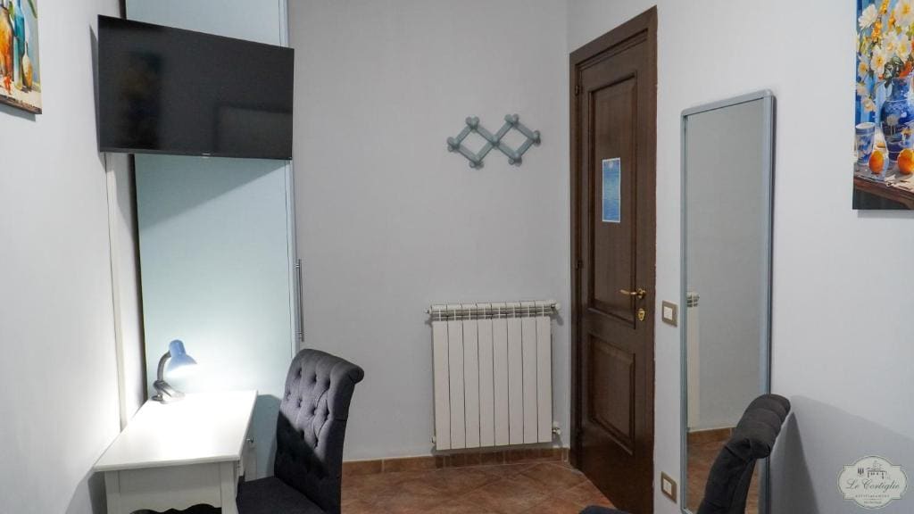 Double Room with Shared Bathroom room - Image 3