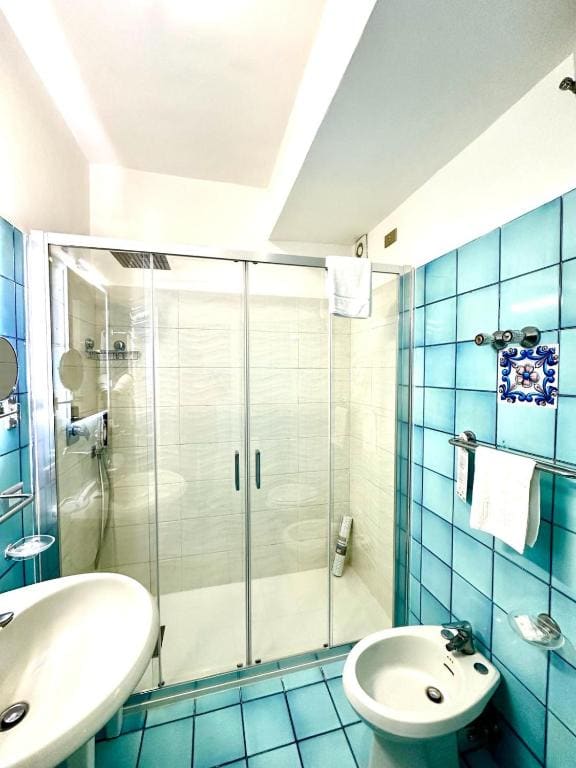 Standard Double or Twin Room room - Image 3