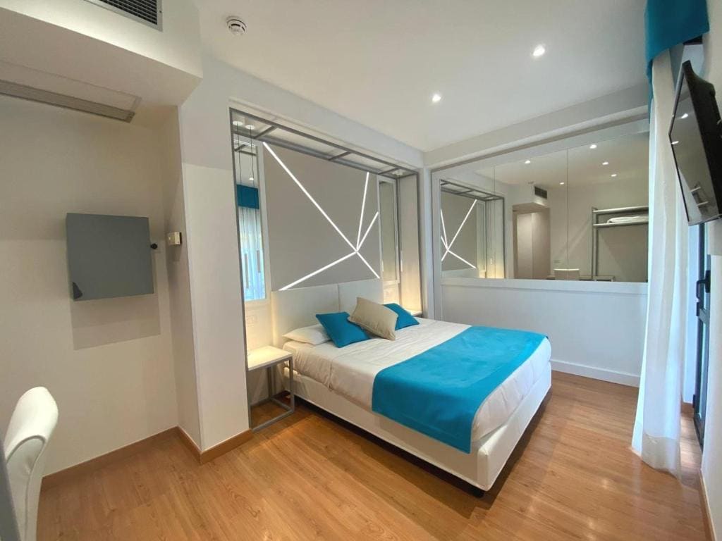 Double or Twin Room with Balcony and Lake View room - Image 2