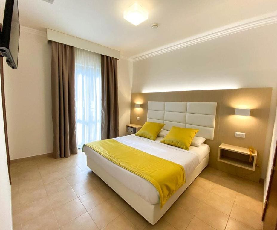 Double or Twin Room with Balcony and Lateral Lake View room - Image 3