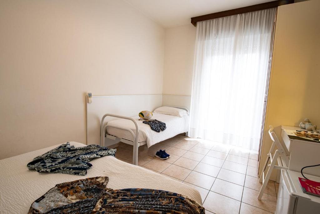 Economy Triple Room room - Image 1