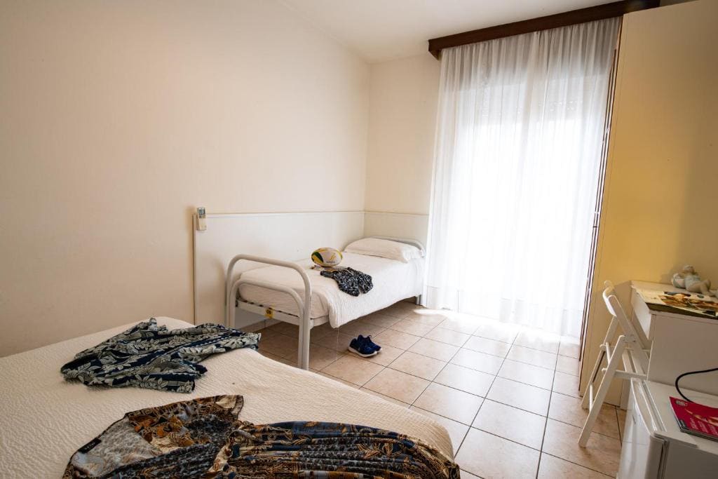 Economy Triple Room room - Image 2