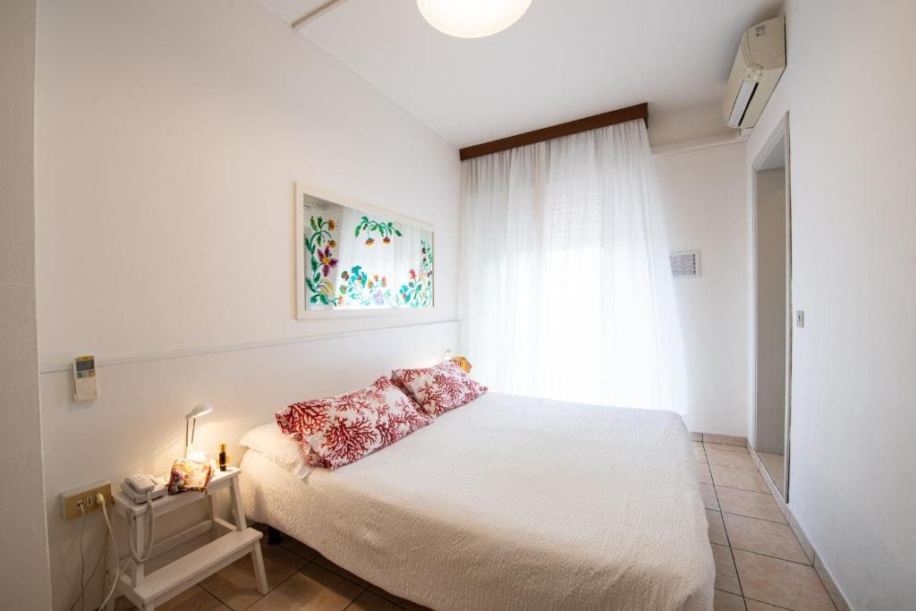 Small Double Room room - Image 3