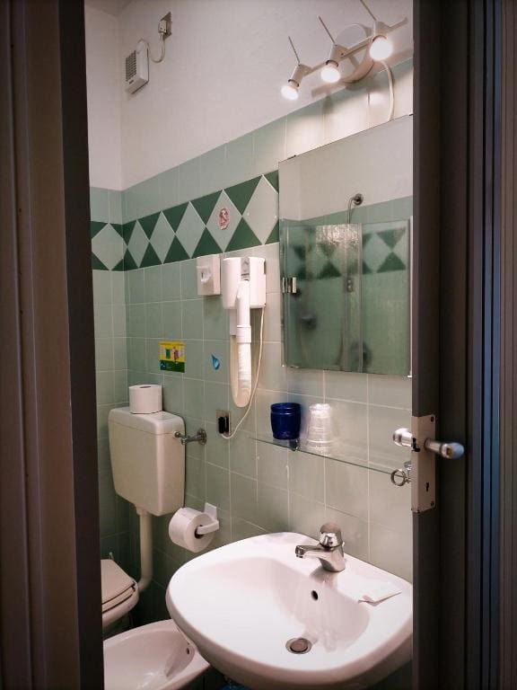 Small Single Room room - Image 3