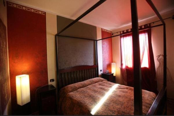 Deluxe Double Room with Shower room - Image 1