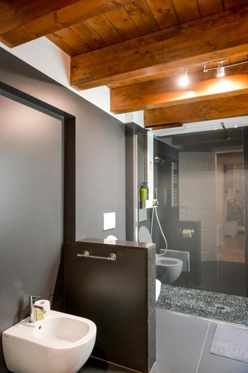 Deluxe Double Room with Balcony room - Image 2