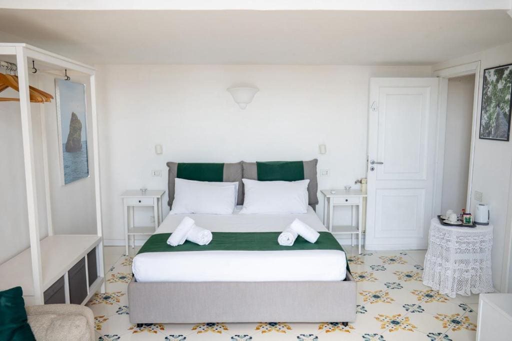 Deluxe Double Room with Sea View room - Image 3