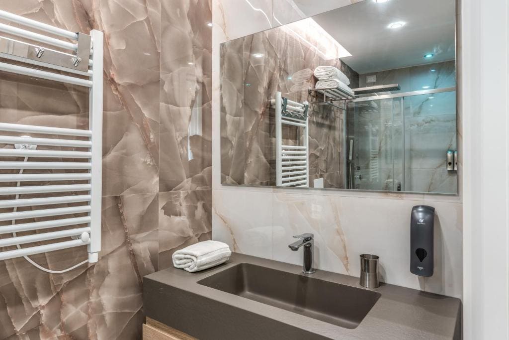 Deluxe Family Suite room - Image 2