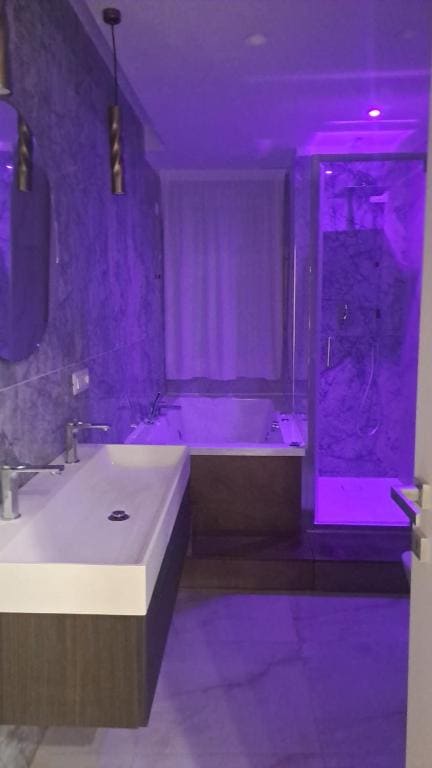 Deluxe Suite with Spa Bath room - Image 1