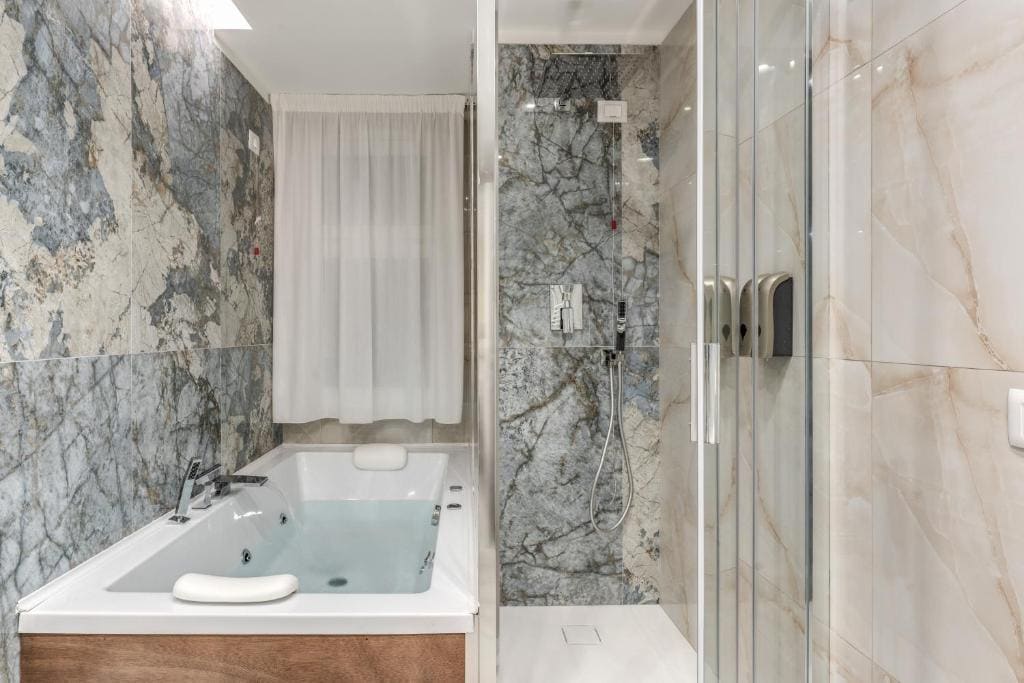 Deluxe Suite with Spa Bath room - Image 2