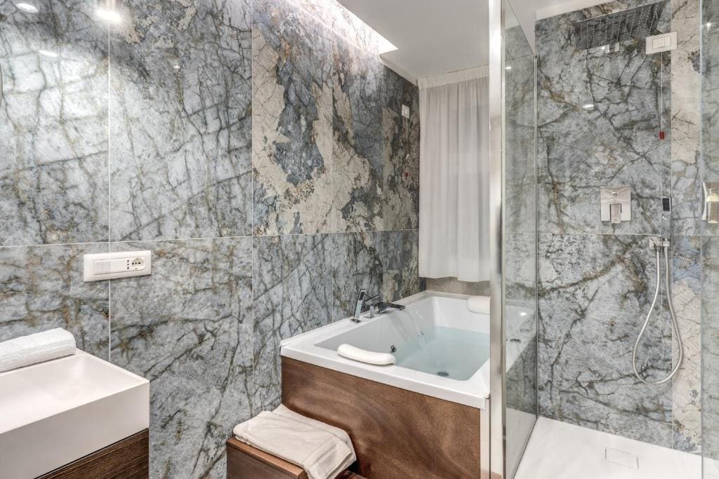 Deluxe Suite with Spa Bath room - Image 3