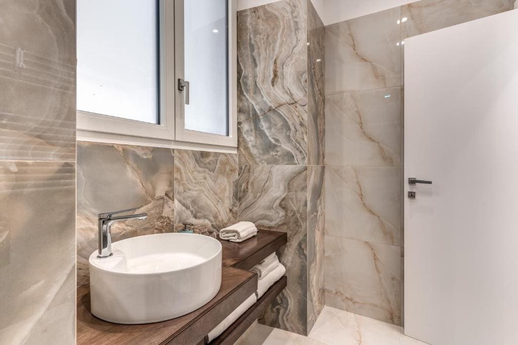 Suite with Hot Tub room - Image 3