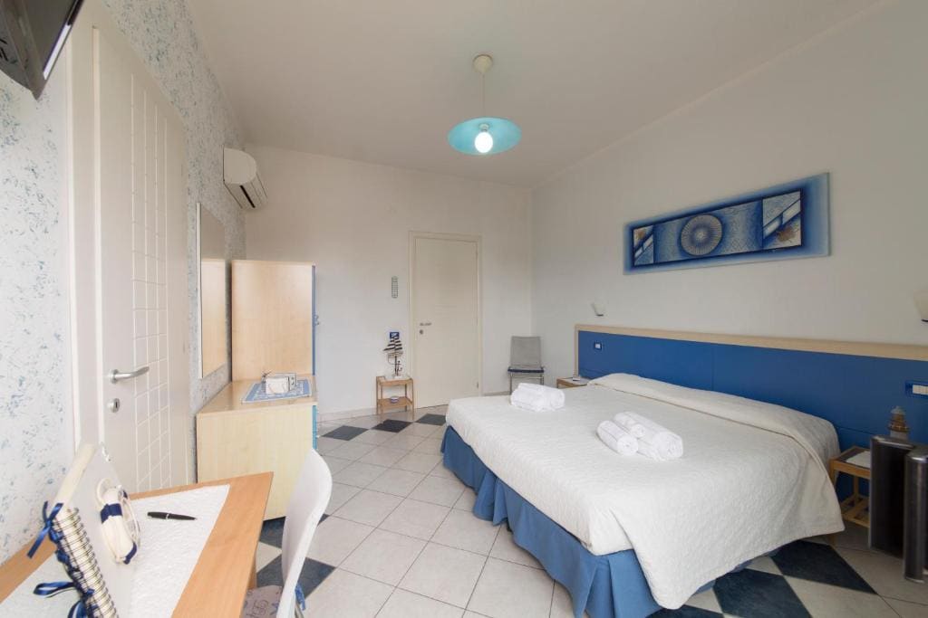 Double or Twin Room with Balcony room - Image 3