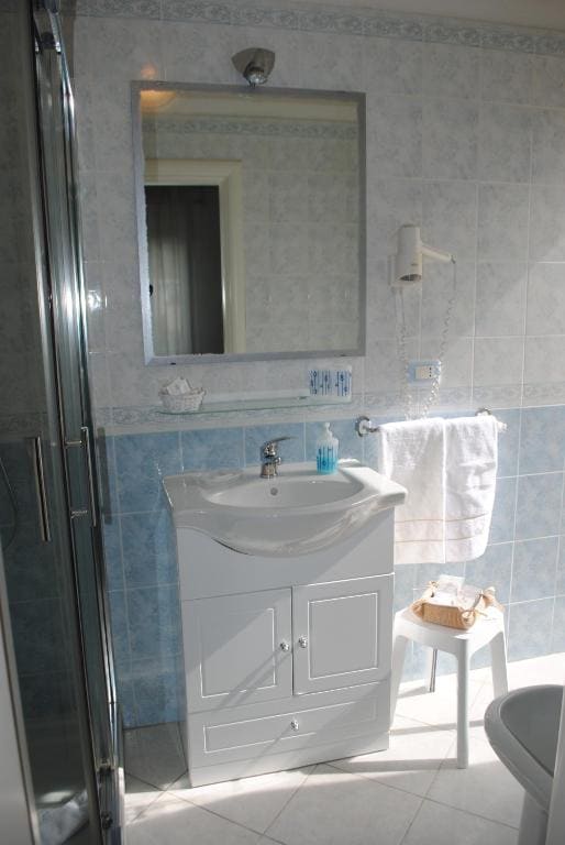 Standard Double or Twin Room room - Image 2