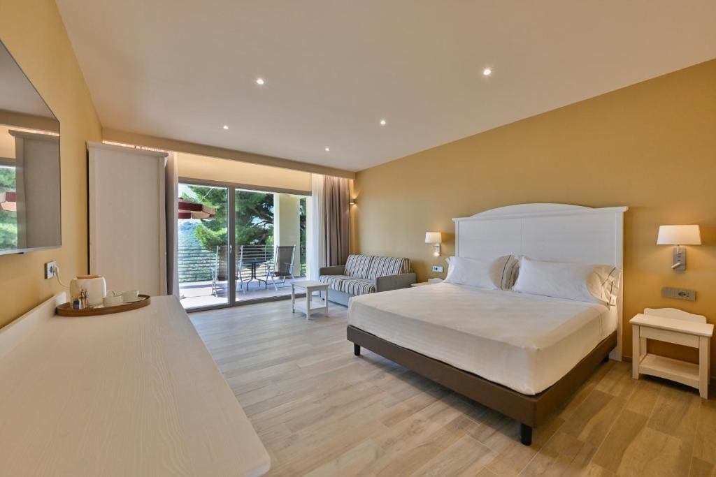 Deluxe Junior Suite room - Image 2