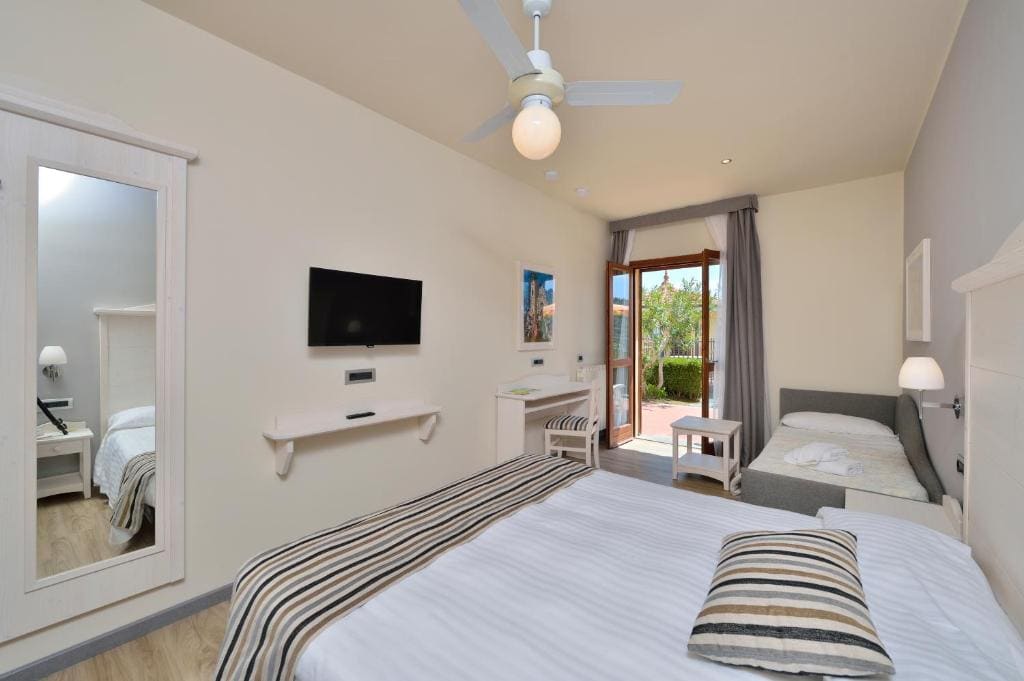 Deluxe Triple Room with Garden View room - Image 3