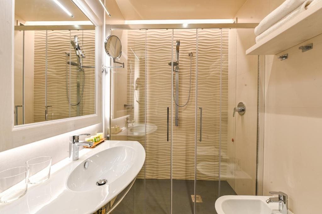 Superior Double or Twin Room room - Image 2