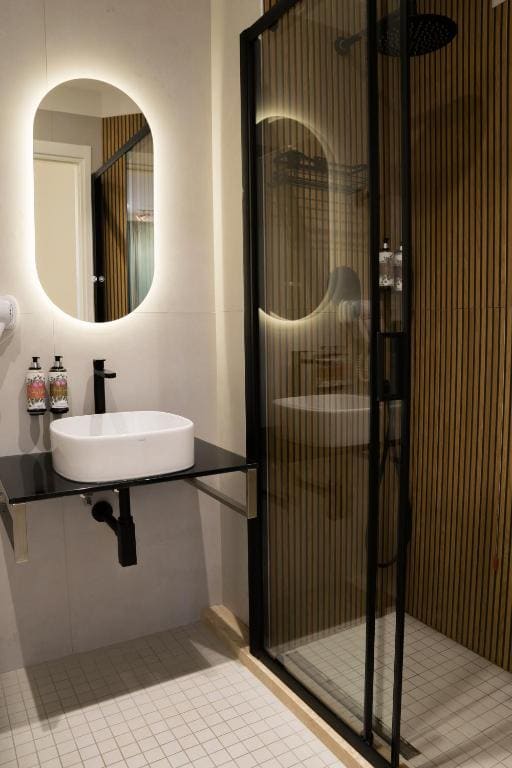 Family Room with Private Bathroom room - Image 1