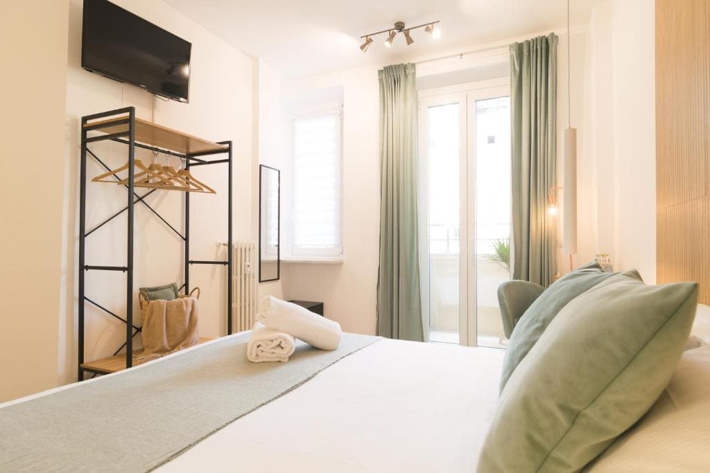 Standard Double or Twin Room with Balcony room - Image 3