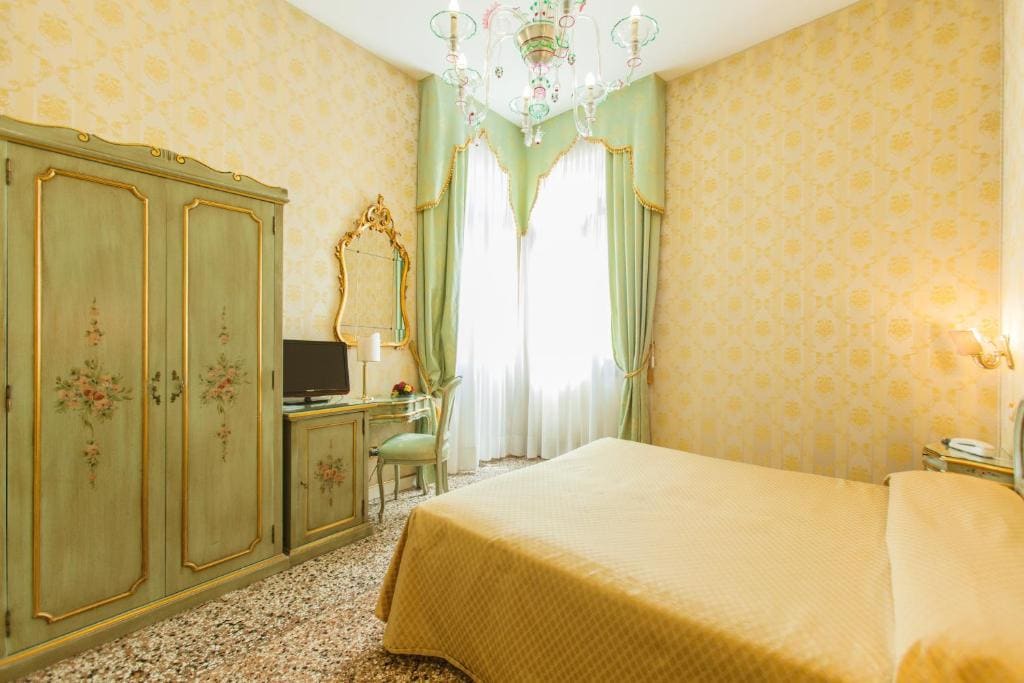 Double Room with Canal View room - Image 1