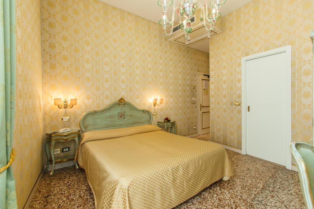 Double Room with Canal View room - Image 2