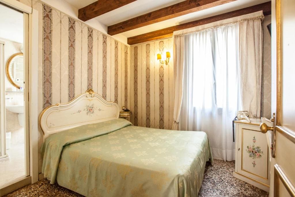 Small Double Room room - Image 1