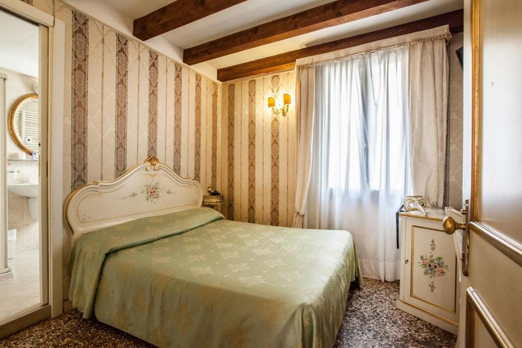 Small Double Room room - Image 3