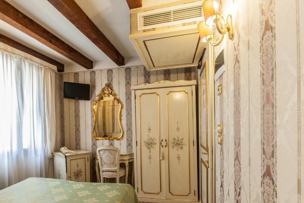 Small Double Room room - Image 2