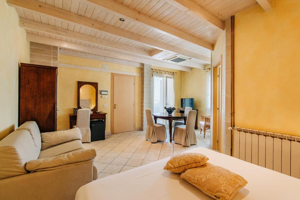 Double Room with Spa Bath room - Image 2