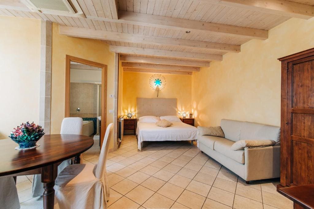 Double Room with Balcony and Sea View room - Image 3