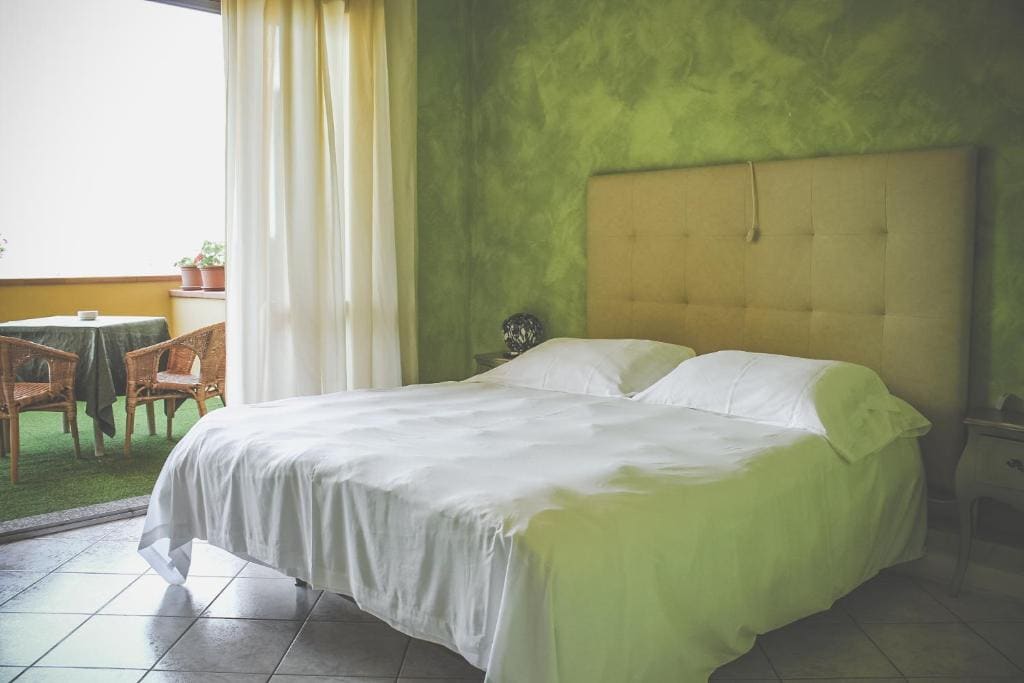 Double Room with Balcony and Sea View room - Image 2