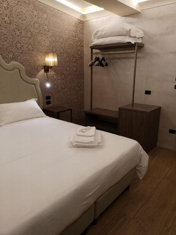 Economy Double Room room - Image 3