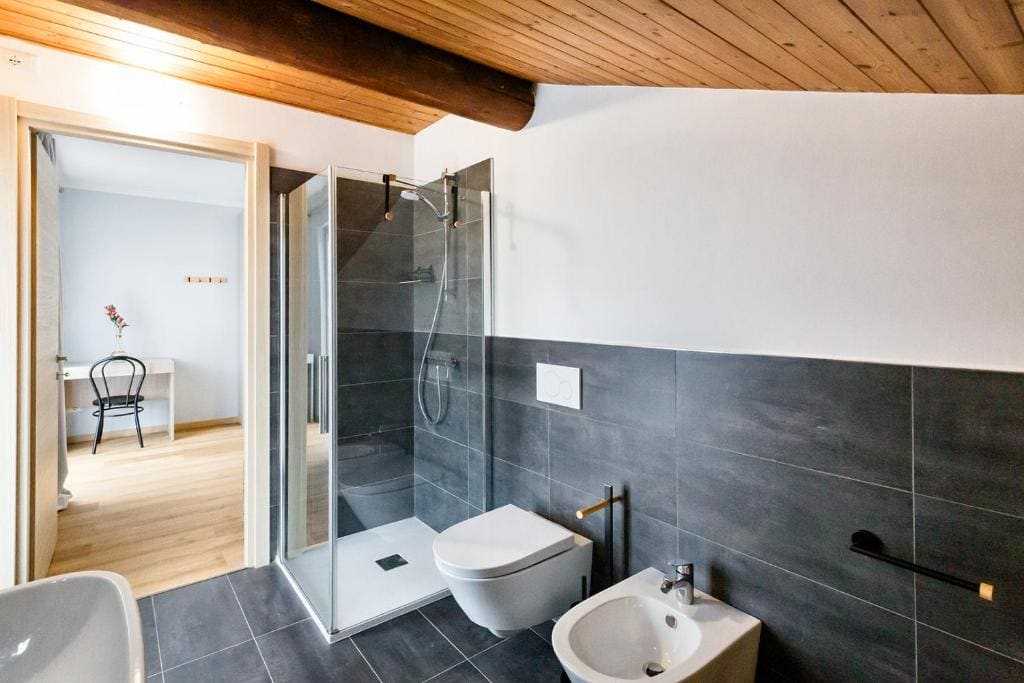Double Room with Balcony room - Image 3