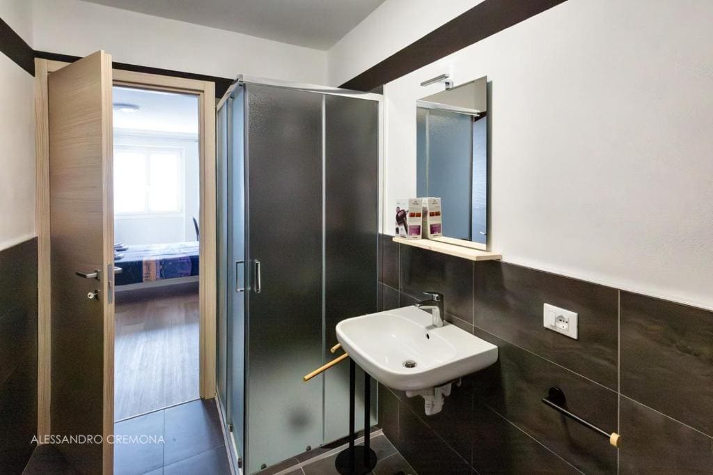 Double Room with Private Bathroom room - Image 3