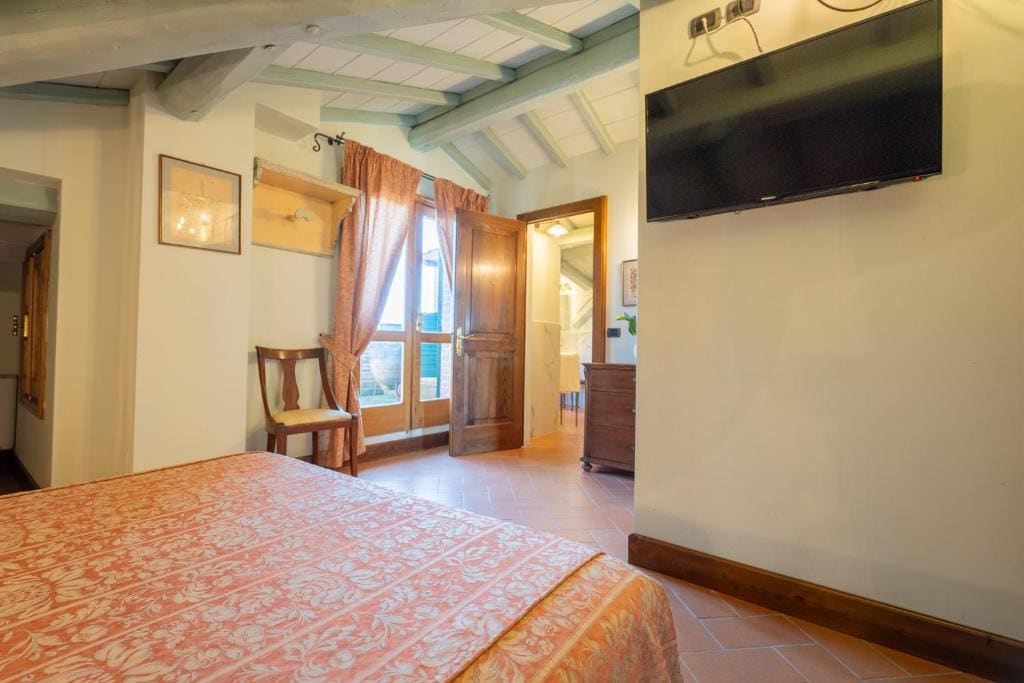 Deluxe Double Room with Balcony room - Image 3