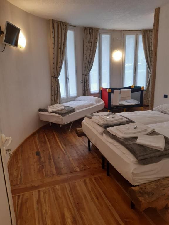Superior Triple Room room - Image 1