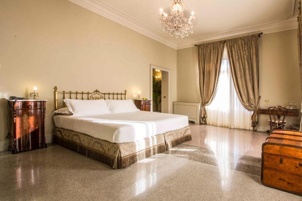 Suite with Balcony Venezia room - Image 3