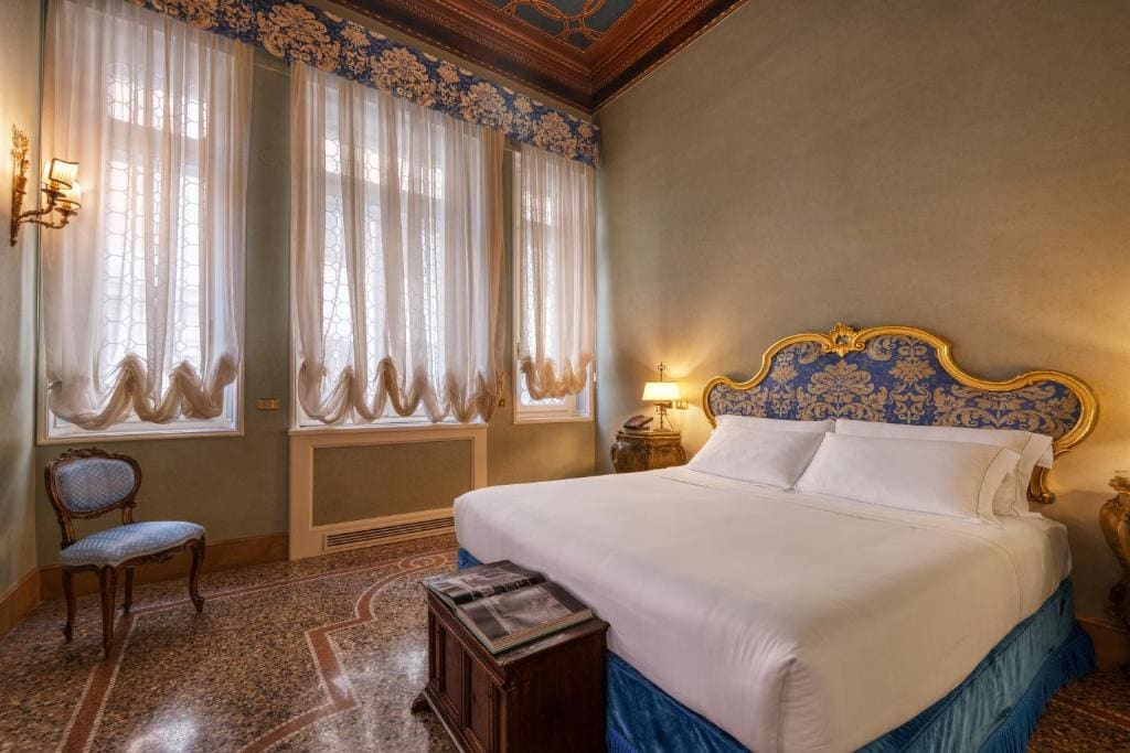 Suite with Balcony Venezia room - Image 2