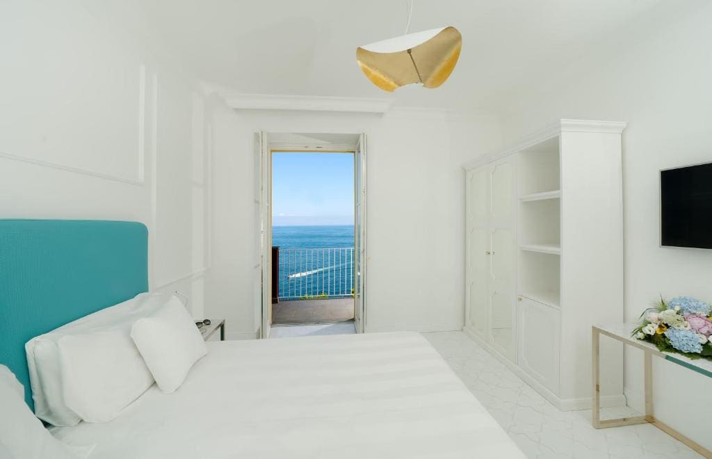 Deluxe Double or Twin Room with Sea View room - Image 3