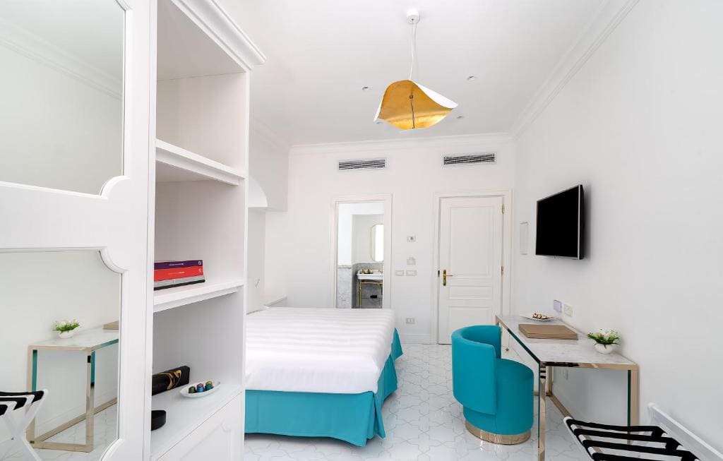 Deluxe Double or Twin Room with Spa Bath room - Image 2