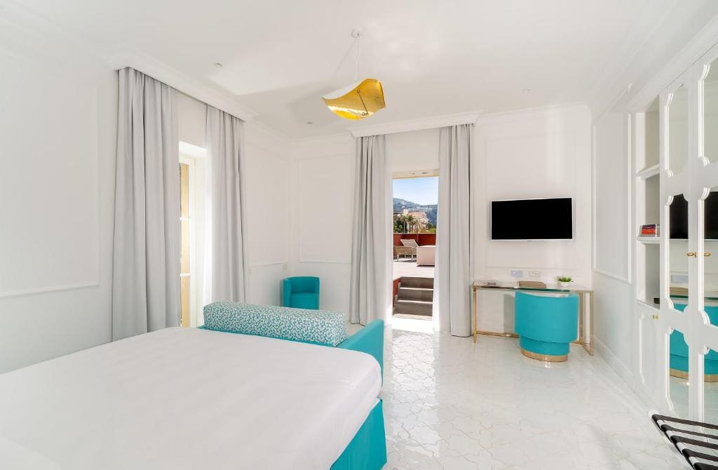 Deluxe Junior Suite Sea View and external spa bath room - Image 1