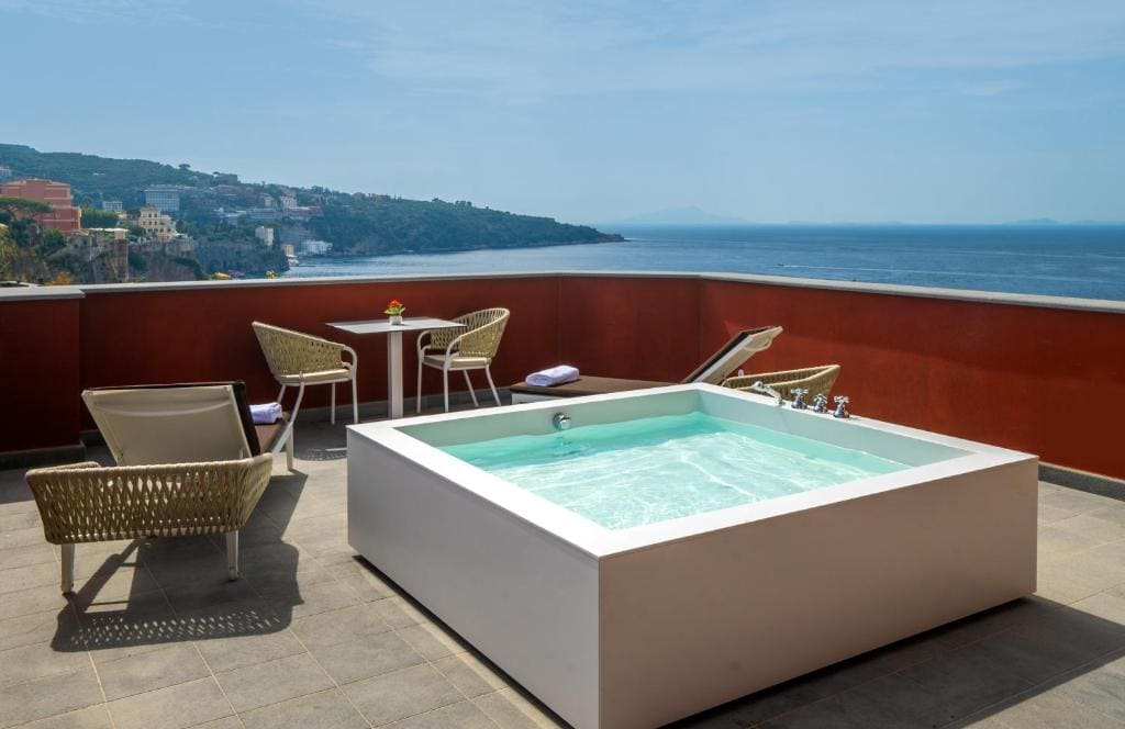 Deluxe Junior Suite Sea View and external spa bath room - Image 2