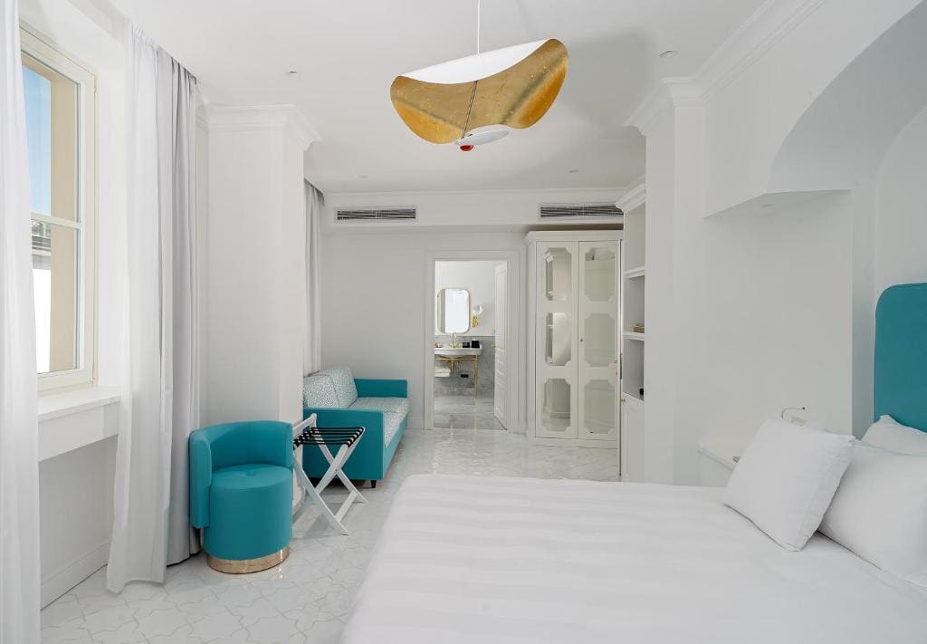 Junior Suite with Balcony Sea View room - Image 3
