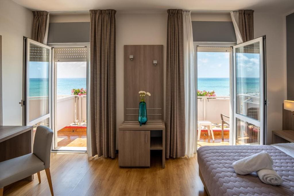 Deluxe Double or Twin Room with Sea View room - Image 2