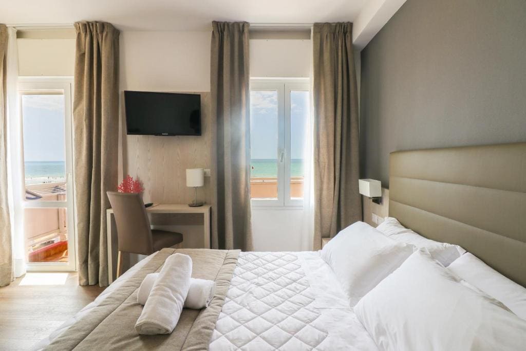 Deluxe Double or Twin Room with Sea View room - Image 3