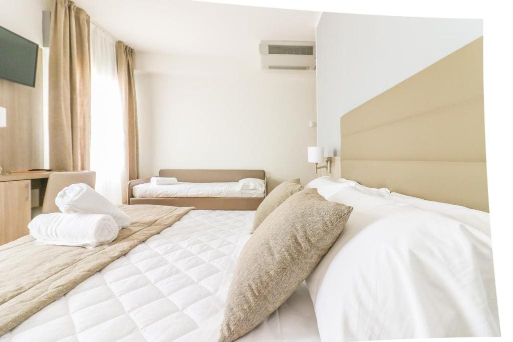 Deluxe Suite with Sea View room - Image 3